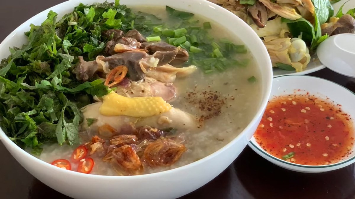 Bát cháo gà với thịt gà xé phay và hành lá