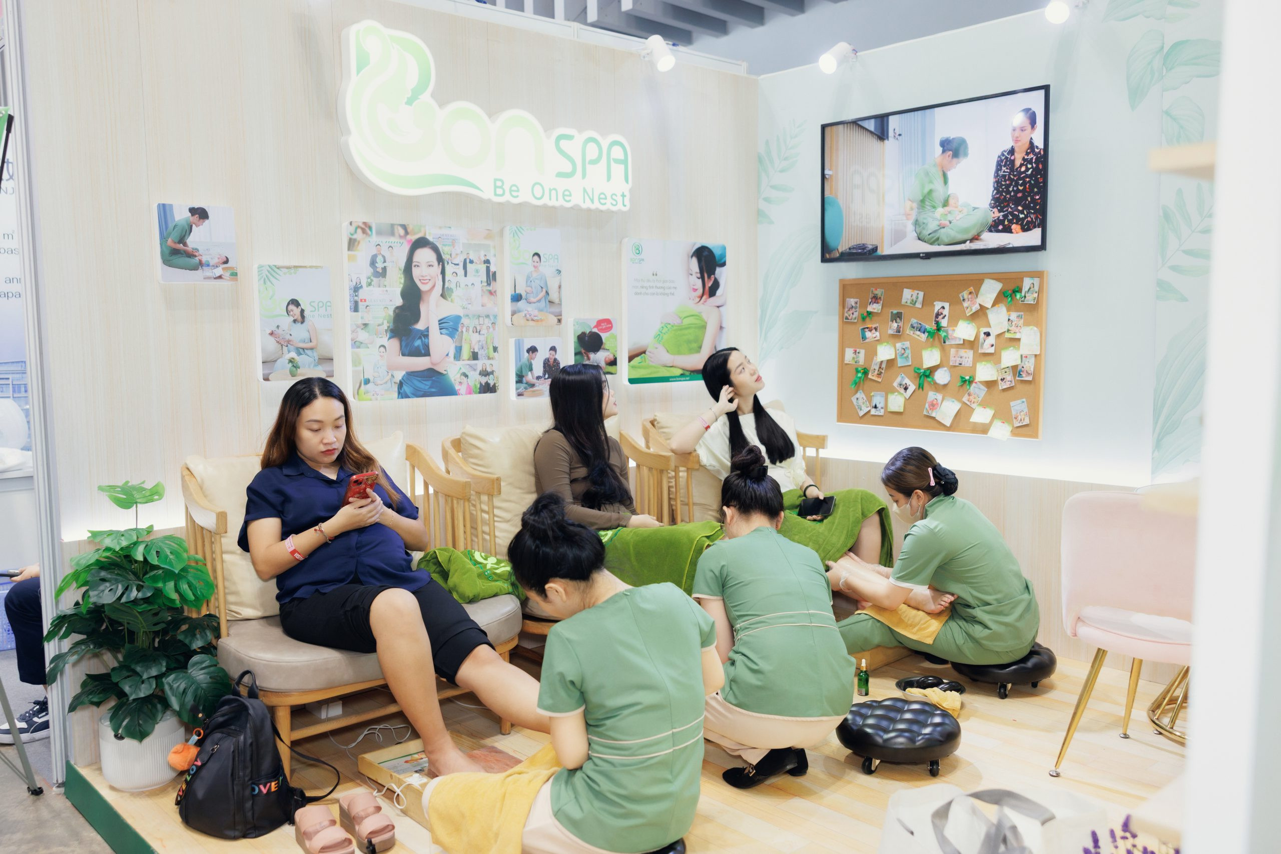 Khách hàng trải nghiệm massage chân miễn phí tại gian hàng BON Spa
