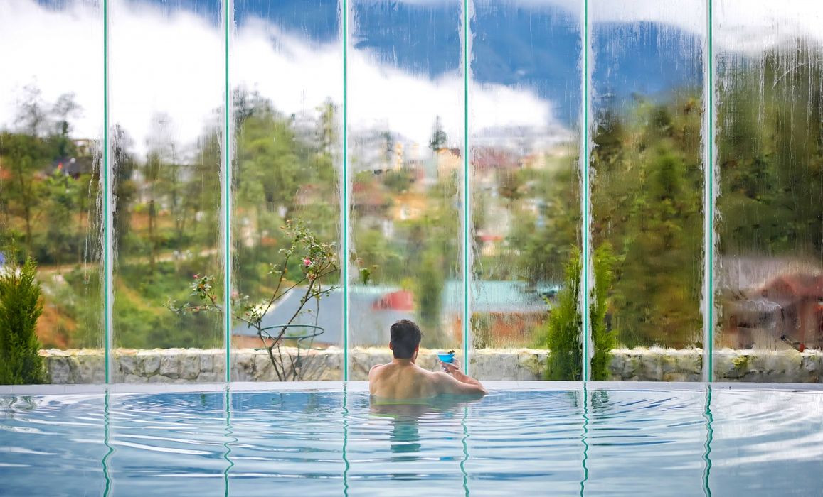 Bể bơi nước nóng trong nhà hiện đại tại Silk Path Grand Sapa