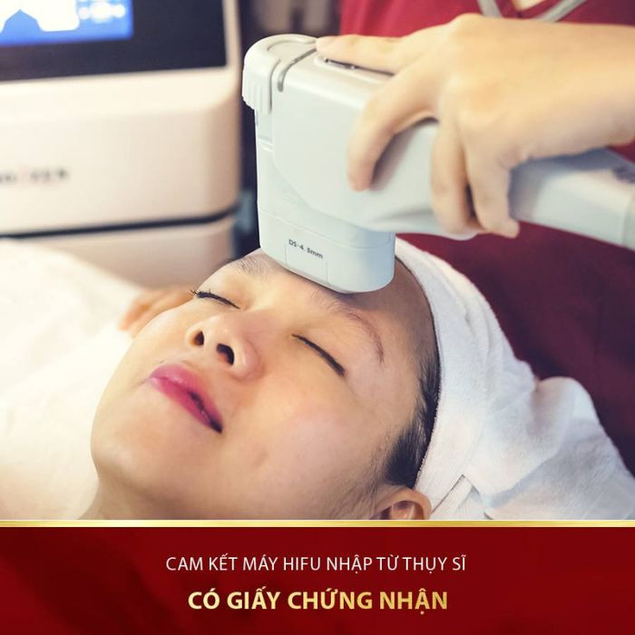 Chuyên viên Aqua Spa 155 Phổ Quang thực hiện liệu trình chăm sóc da