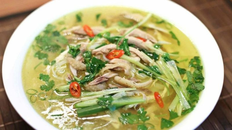 Tô miến gà nước với thịt gà xé phay