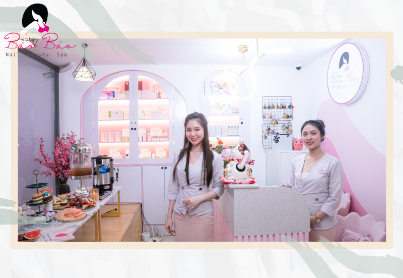 Hình ảnh nhân viên spa chăm sóc và hỗ trợ khách hàng