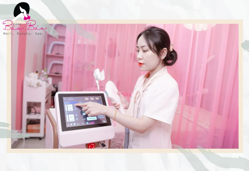 Hình ảnh kỹ thuật viên điều chỉnh thông số máy triệt lông tại Enbi Spa
