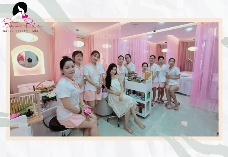 Hình ảnh đội ngũ nhân viên tận tình và chuyên nghiệp tại spa