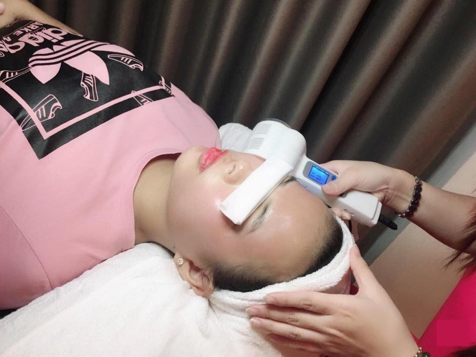 Khách hàng thư giãn trong liệu trình chăm sóc da cao cấp Luxury