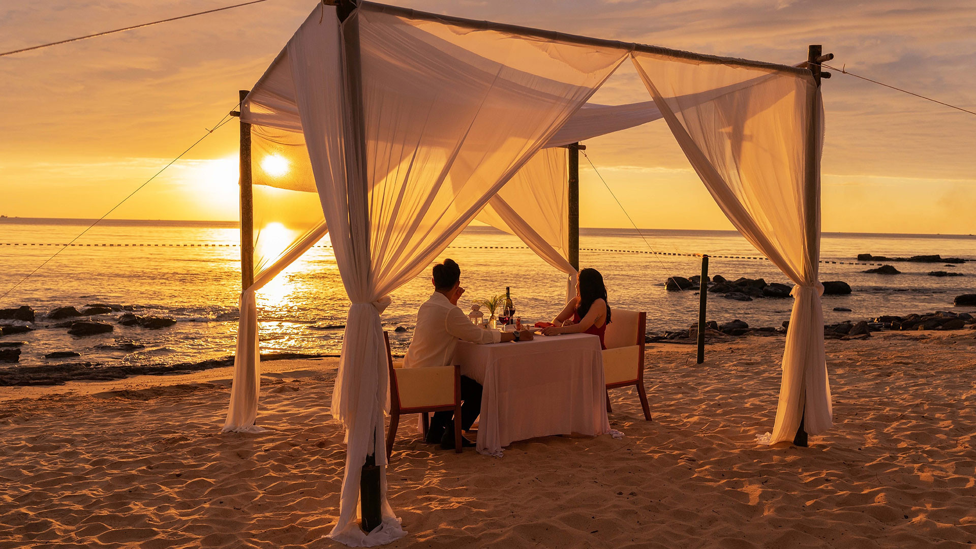 Cảnh hoàng hôn tuyệt đẹp nhìn từ The Shells Resort &amp; Spa Gành Gió