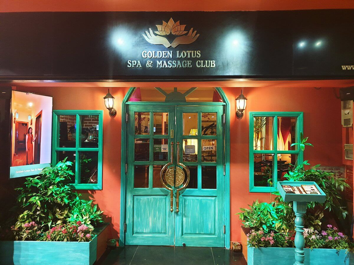 Mặt tiền Golden Lotus Spa & Massage Club tại 15 Thái Văn Lung, Quận 1