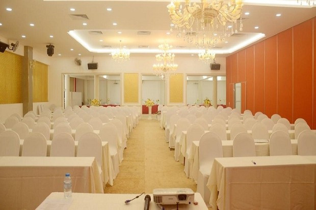 Không gian phòng hội nghị tại một khách sạn Hà Nội, minh chứng cho hạ tầng du lịch đa dạng tại thủ đô, bao gồm cả dịch vụ thư giãn cao cấp.