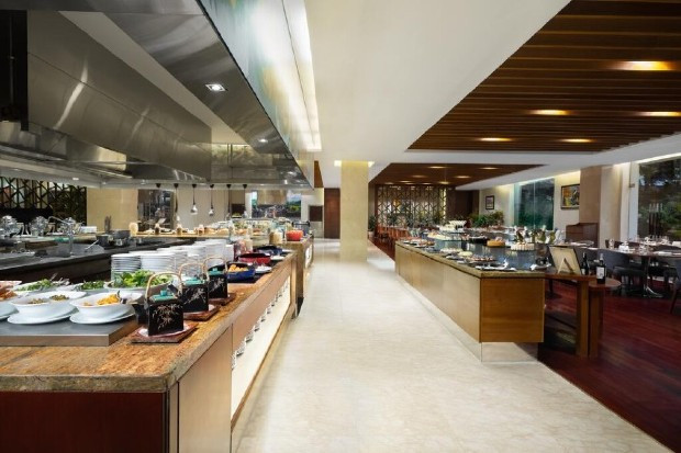 Nhà hàng đẳng cấp tại một khách sạn phía Tây Hà Nội, nơi du khách có thể thưởng thức ẩm thực sau khi trải nghiệm các dịch vụ chăm sóc sức khỏe.