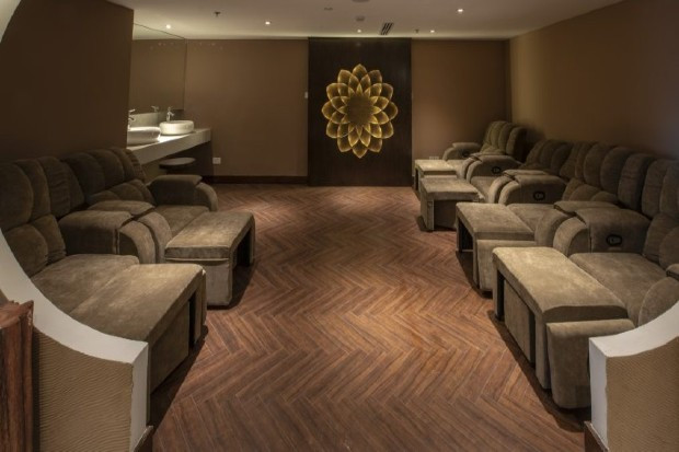 Khu vực spa hoặc hồ bơi tại một khách sạn Hà Nội, không gian lý tưởng để du khách thư giãn và tái tạo năng lượng.