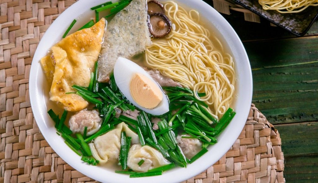 Tô mỳ vằn thắn đầy đặn với sủi cảo và thịt