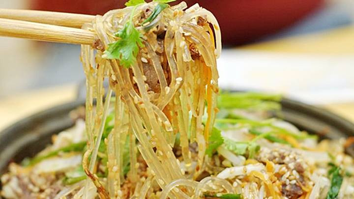 Đĩa miến trộn đầy màu sắc với thịt bò, rau củ và nước sốt