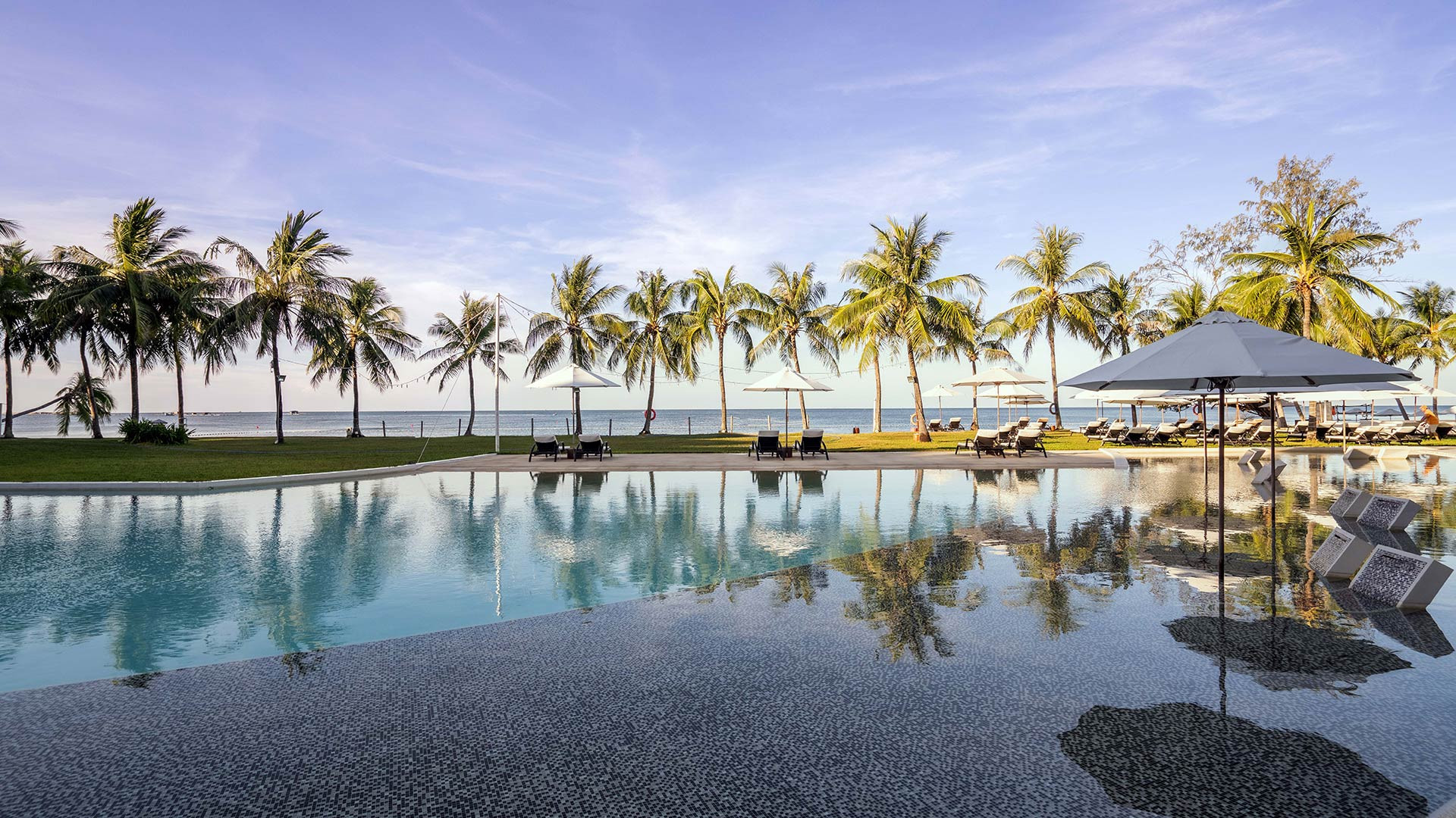 Hồ bơi lớn nhìn ra biển tại The Shells Resort Phú Quốc Gành Gió