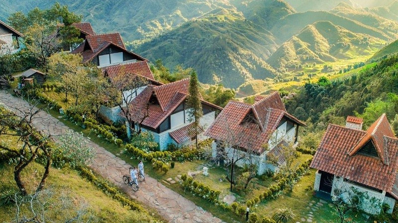 Toàn cảnh Sapa Jade Hill Resort & Spa hài hòa với khung cảnh núi rừng Sapa