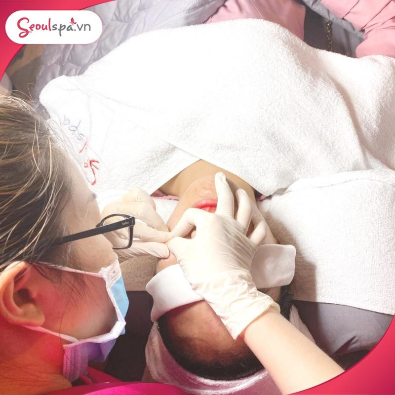 Khách hàng trải nghiệm liệu trình trị mụn chuyên sâu tại Seoul Spa 120 Ni Sư Huỳnh Liên
