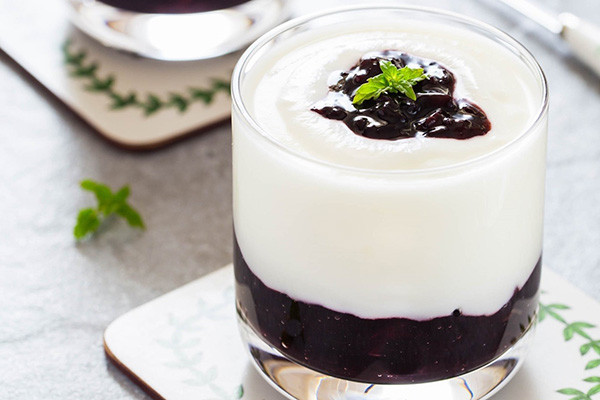 Ly sữa chua nếp cẩm mát lạnh