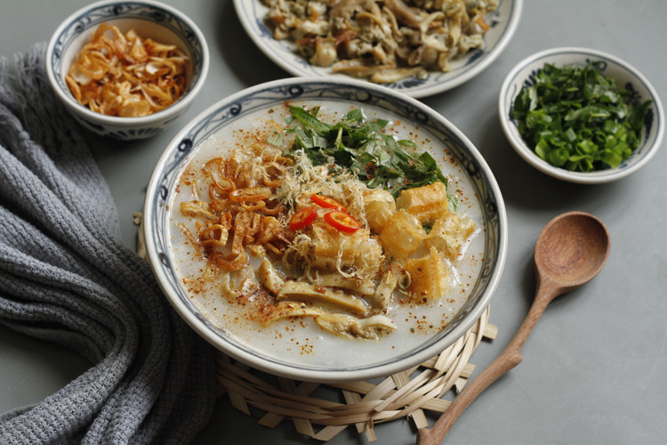 Bát cháo trai với thịt trai và các loại gia vị