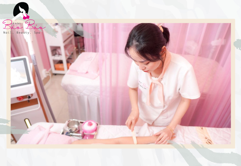 Hình ảnh dụng cụ thoa gel lạnh trong quy trình triệt lông tại Enbi Spa