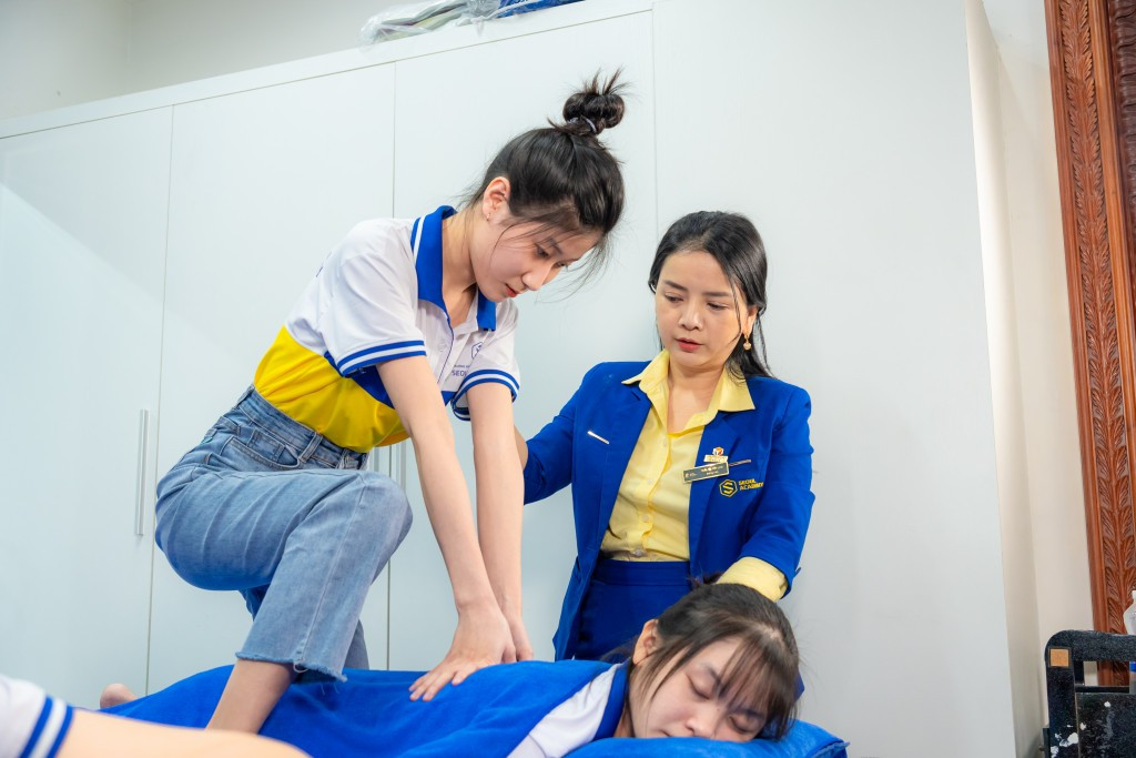 Học viên thực hành kỹ năng chăm sóc da trong khóa đào tạo bài bản tại Seoul Academy