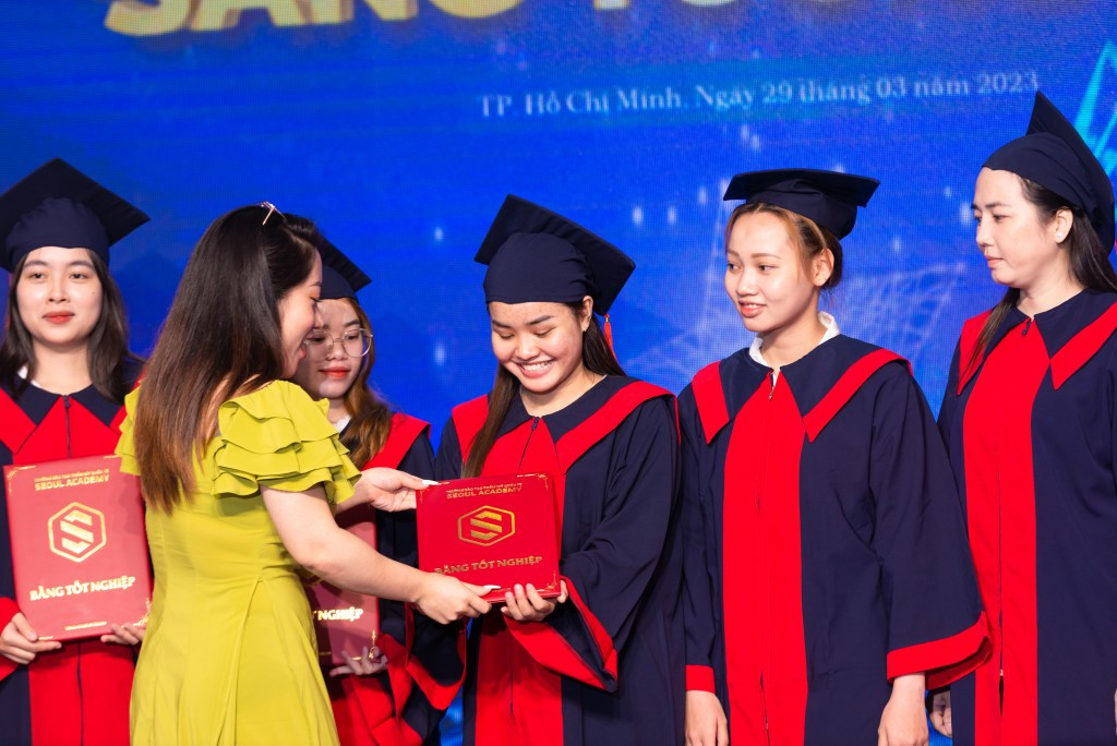 Học viên Seoul Academy nhận chứng chỉ hành nghề sau khi hoàn thành khóa học spa