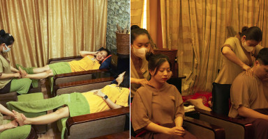 Khách hàng tận hưởng liệu trình massage chân chuyên sâu tại Golden Lotus Spa 139 Tôn Dật Tiên Quận 7.