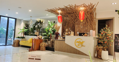 Quầy tiếp đón khách hàng tại Ngõ Spa - Nơi cung cấp dịch vụ spa đa dạng cho cả nam và nữ