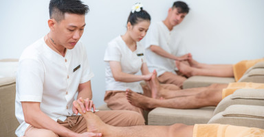 Khu vực massage chân riêng tư và thoải mái tại Ngõ Spa &amp; Massage.