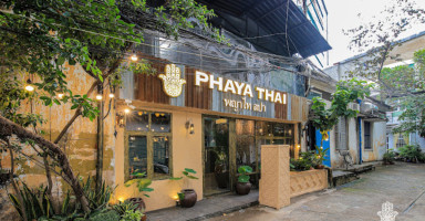 Không gian massage chân mang phong cách Thái tại Phaya Thai Spa, thư giãn sau giờ làm việc.