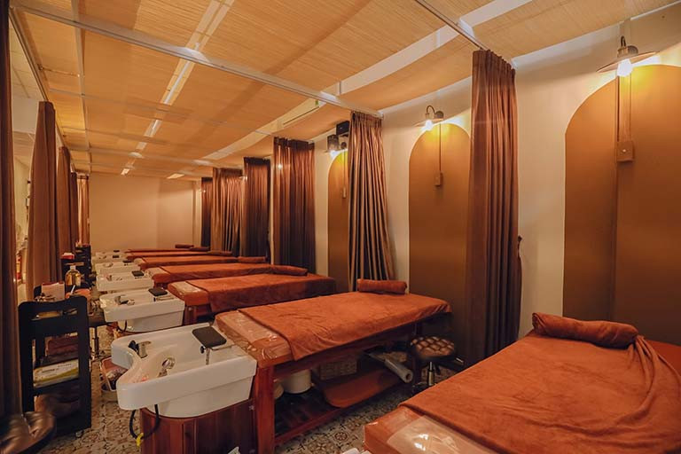 Liệu trình massage đầu chuyên nghiệp với tinh dầu thảo mộc