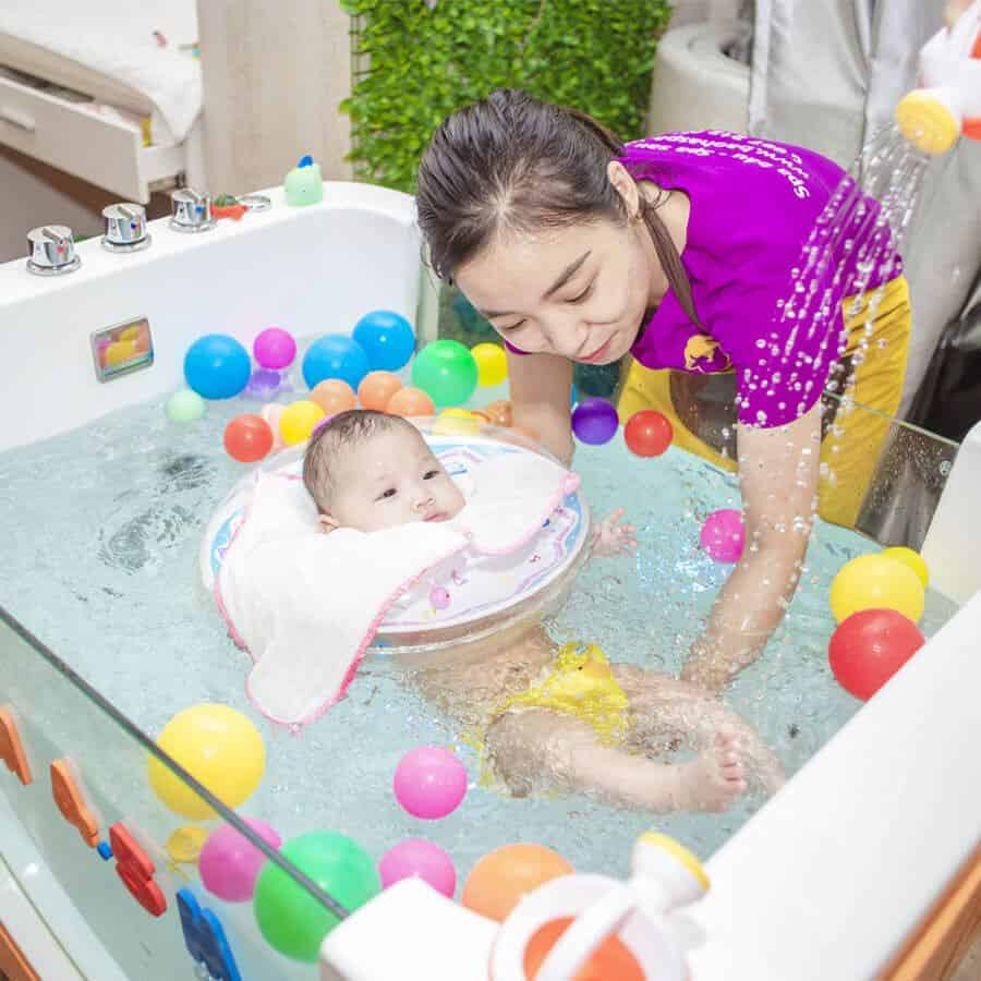 Hình ảnh bé đang tận hưởng bơi thủy liệu tại Bảo Hà Spa