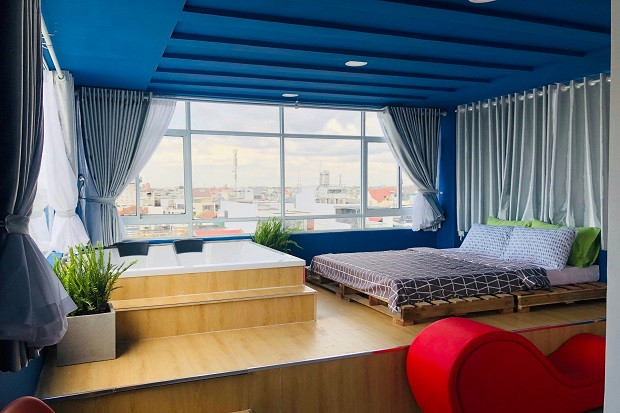 Căn phòng ngắm trọn khung cảnh thành phố tại khách sạn Lá