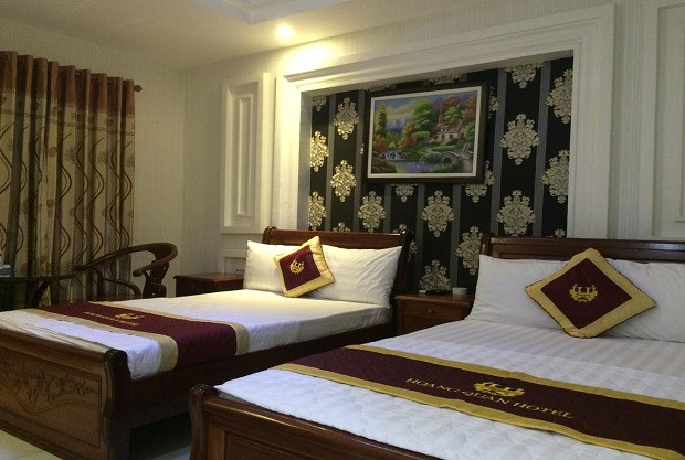 Căn phòng có 2 giường ngủ tại Hoàng Quân Hotel Quận 9