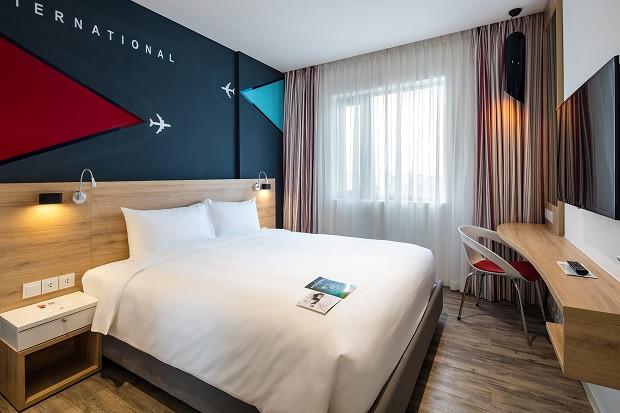 Không gian phòng ngủ đầy màu sắc tại Ibis Styles Saigon