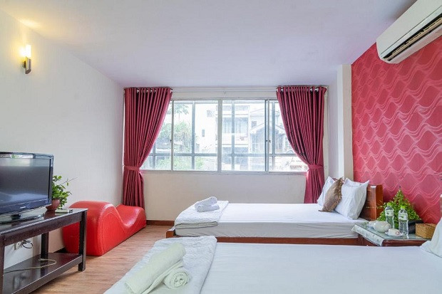 Phòng ngủ sạch sẽ tại Aqua Long Sơn Hotel