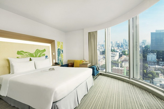 Phòng ngủ với view 180 độ tại Novotel Saigon Centre