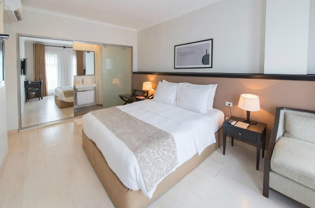 Phòng ngủ rộng rãi tại The Alcove Library Sài Gòn