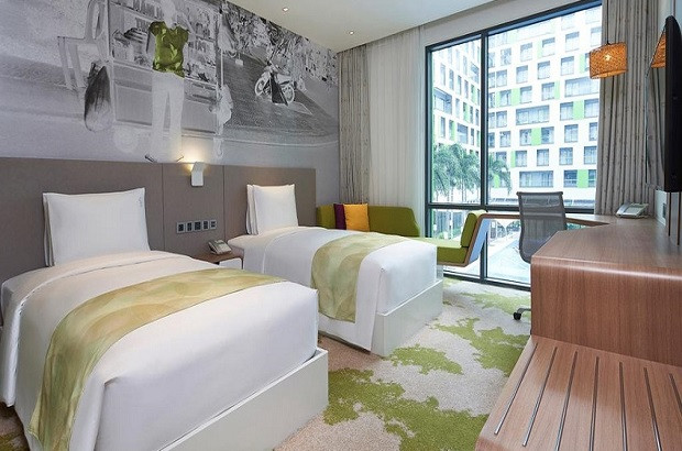 Phòng ngủ màu xanh tại Holiday Inn &amp; Suites