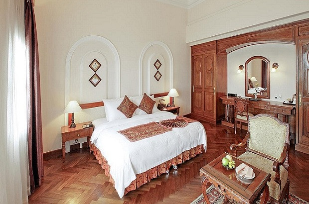 Phòng ngủ tông gỗ ấm tại Majestic Sài Gòn