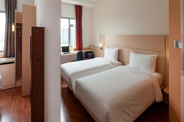 Phòng ngủ hiện đại tại Ibis Saigon South