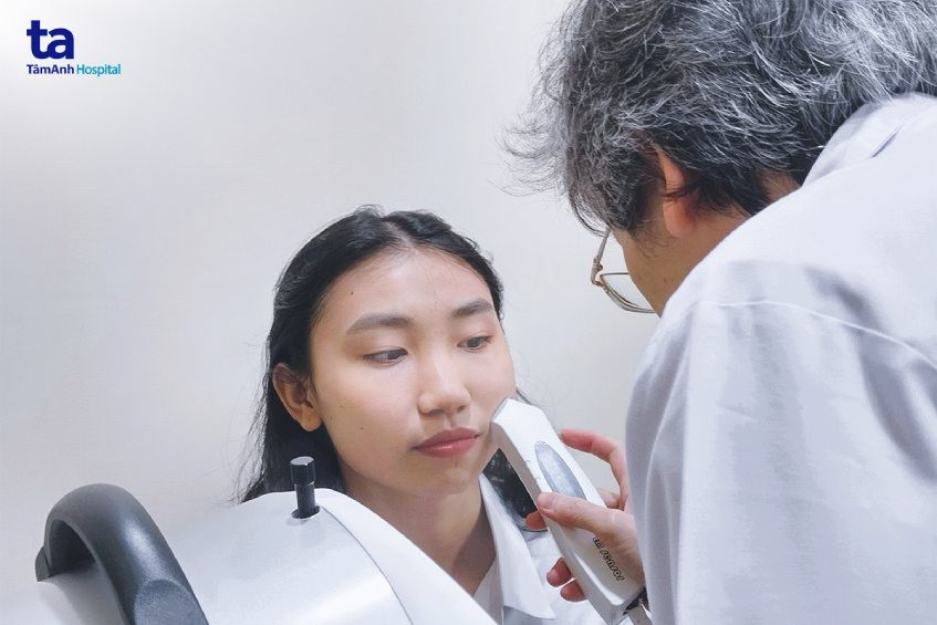 Bệnh nhân đang tham khảo ý kiến bác sĩ da liễu về các sản phẩm trị mụn, nhấn mạnh tầm quan trọng của lời khuyên chuyên môn khi chăm sóc da nhạy cảm.