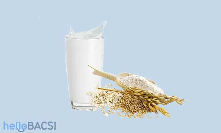 Bột yến mạch xay nhuyễn trộn với sữa tươi không đường, tạo thành mặt nạ dịu nhẹ cho da khô và da mụn