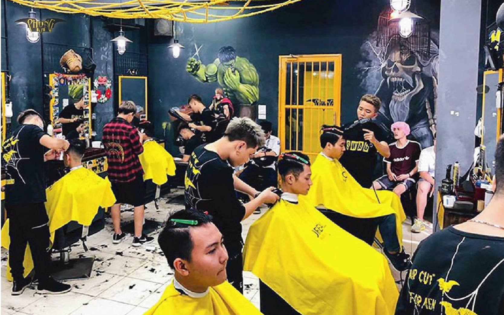 Các bạn trẻ tại Pompadour Barber Shop tin tưởng và hài lòng với chất lượng dịch vụ cắt tóc.
