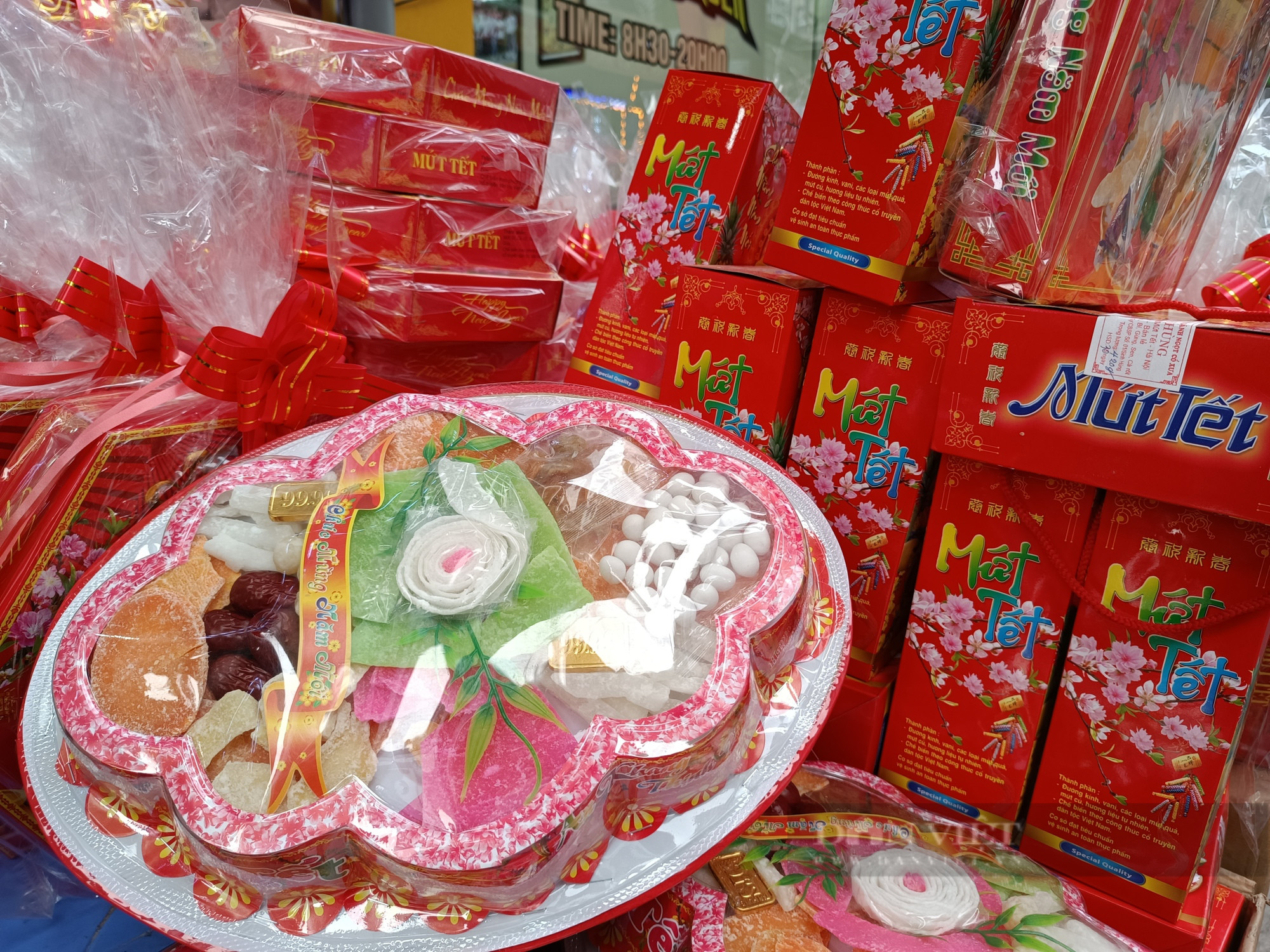 Các hộp mứt Tết truyền thống với đủ loại mứt dừa, mứt gừng, hạt sen, vẫn giữ trọn hương vị quê nhà tại Xuân Đỉnh.