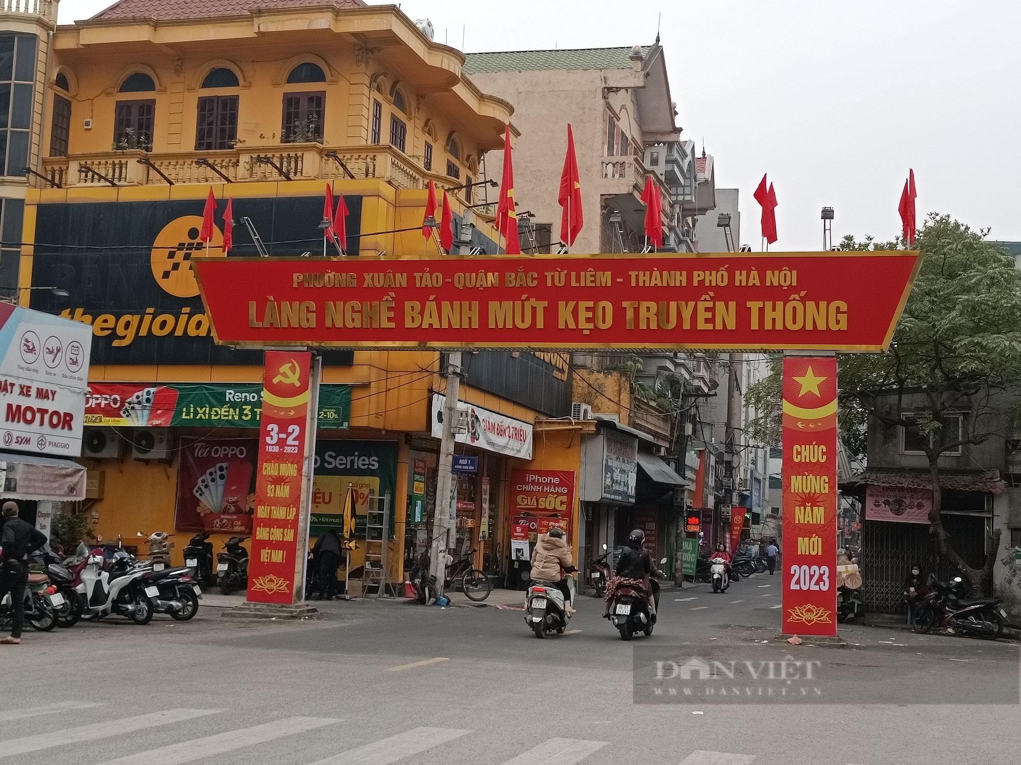 Các loại mứt Tết truyền thống được trưng bày tại một cửa hàng ở làng nghề Xuân Đỉnh.