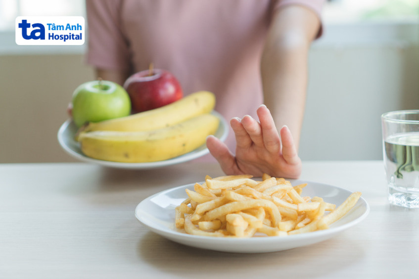 Các thực phẩm nhiều dầu mỡ, đường, cồn có thể gây hại và làm xỉn màu làn da