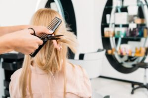 Cận cảnh một mái tóc nam được cắt tỉa tỉ mỉ tại salon tóc nam Vàng Minh - Khu Vực 3, Phường An Khánh, Ninh Kiều, Cần Thơ, Việt Nam