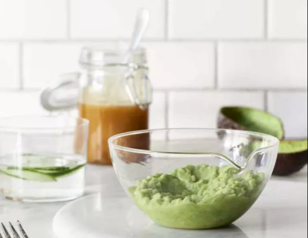 Công thức mặt nạ bơ và sữa chua không đường giúp da mặt mịn màng và đều màu hơn