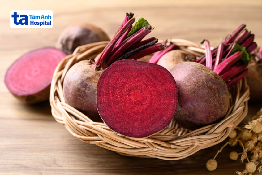 Củ dền chứa vitamin C hỗ trợ tổng hợp collagen và trung hòa gốc tự do, giúp da sáng hơn