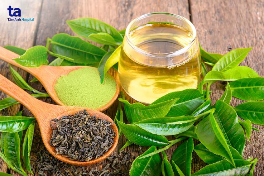 Đắp mặt nạ trà xanh giúp giảm viêm và làm dịu da, là một phương pháp hỗ trợ trị mụn an toàn cho da nhạy cảm tại nhà.