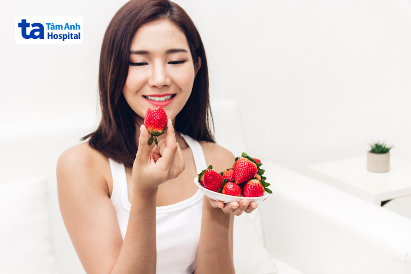 Dâu tây giàu chất chống oxy hóa và vitamin hỗ trợ làm sáng và bảo vệ làn da khỏe mạnh